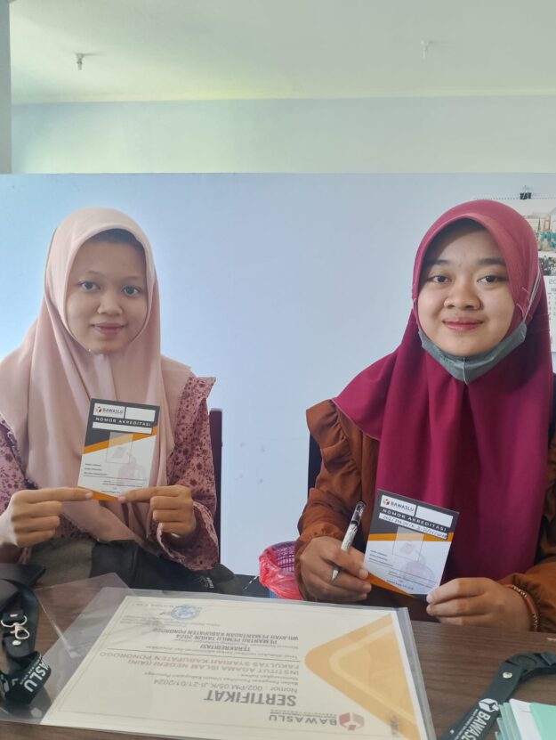 Mahasiswa Mengambil ID Card Pemantau Pemilu